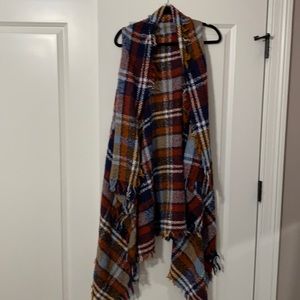 Paid sleeveless sweater.